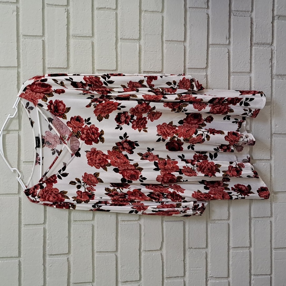 Torrid White Floral Criiss Cross Front Detail Flowy Blouse. Size 5